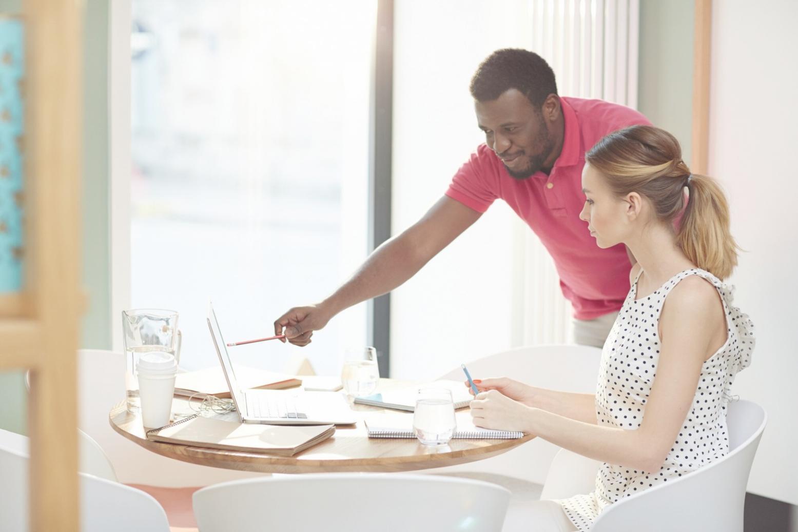 Sesión de formación práctica con empresarios locales